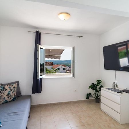 Sea-Views Brazza Apartments With Private Pool Milna  Εξωτερικό φωτογραφία
