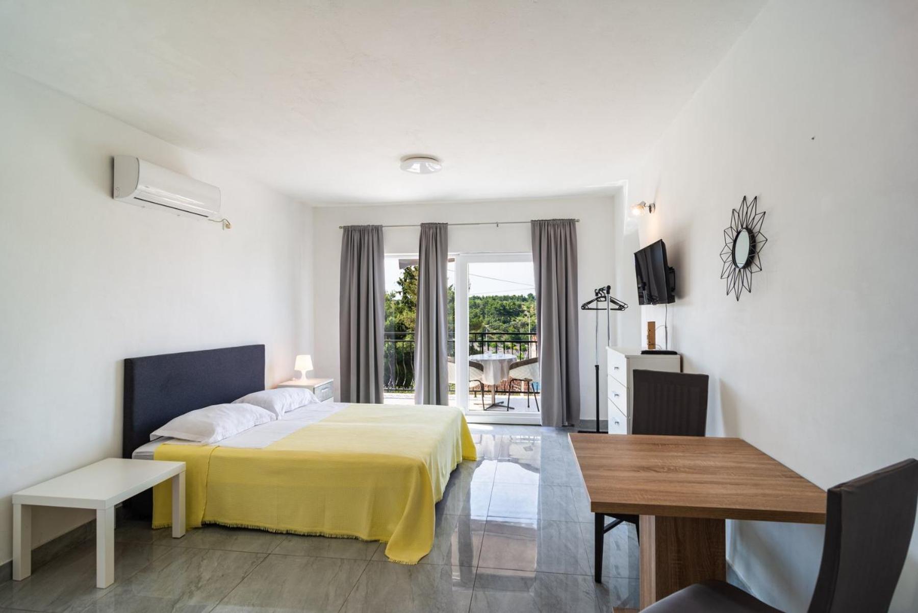 Sea-Views Brazza Apartments With Private Pool Milna  Εξωτερικό φωτογραφία