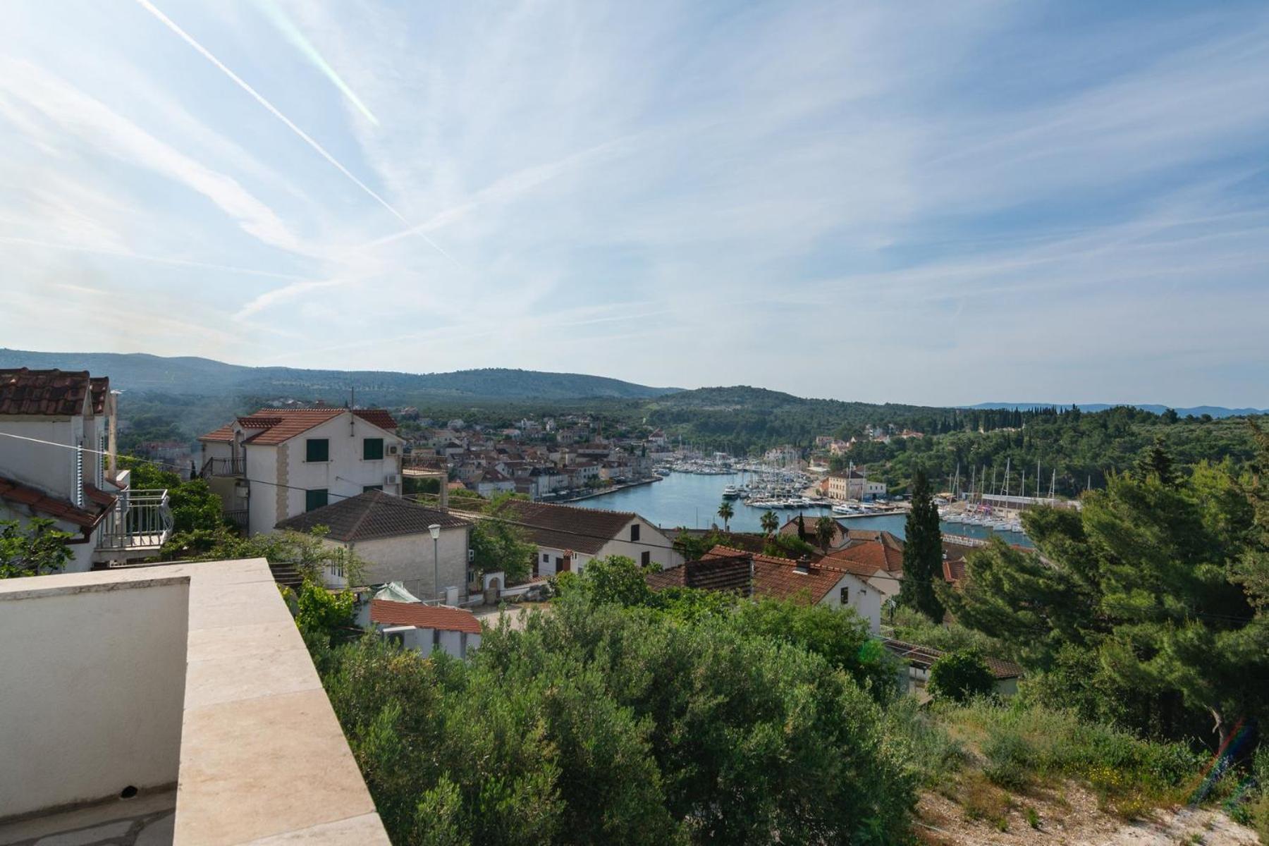 Sea-Views Brazza Apartments With Private Pool Milna  Εξωτερικό φωτογραφία