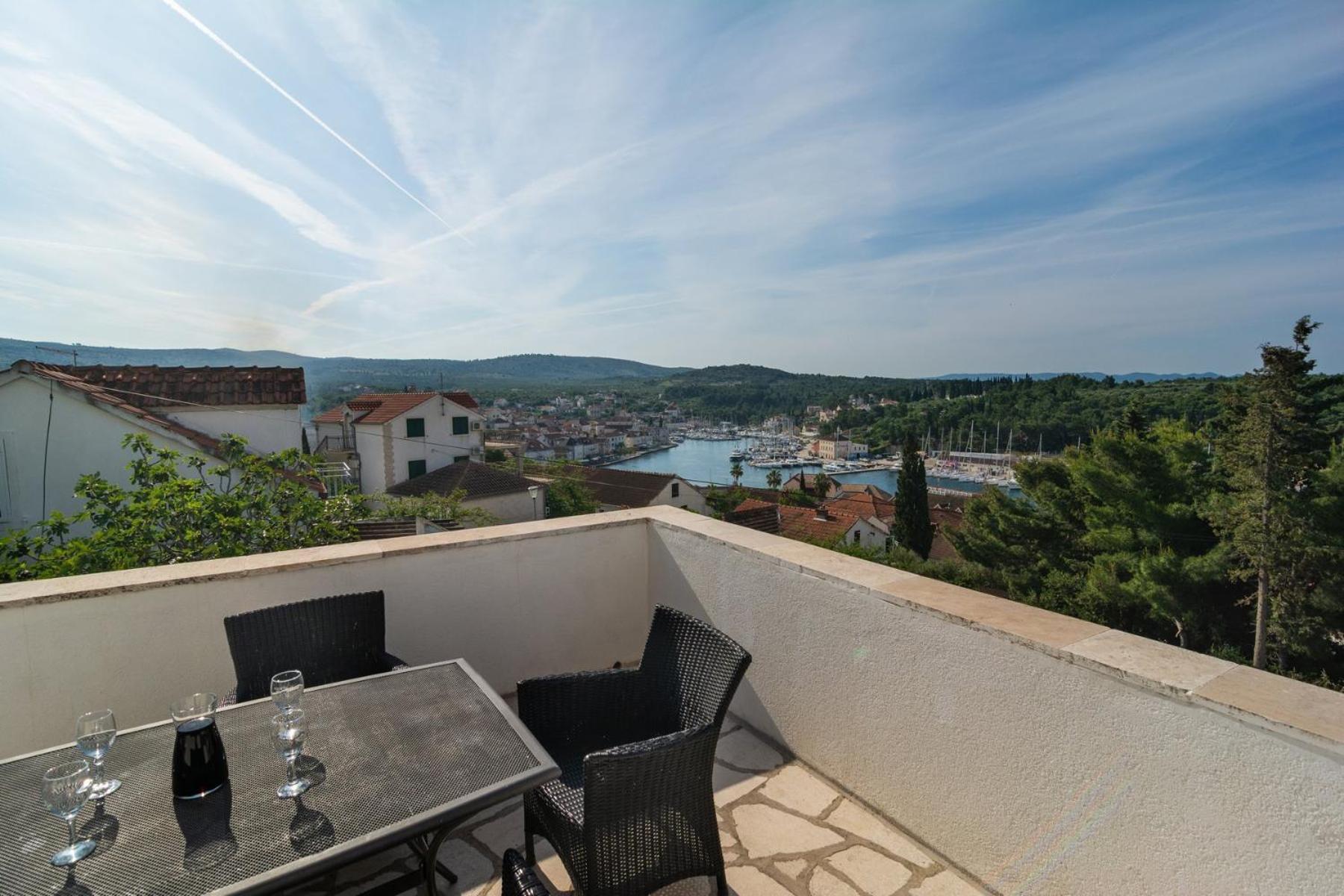 Sea-Views Brazza Apartments With Private Pool Milna  Εξωτερικό φωτογραφία